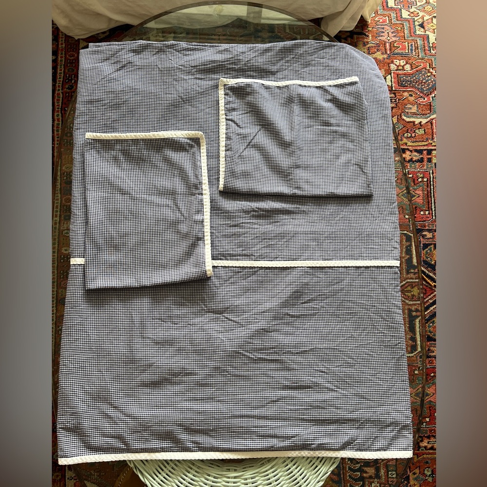 Twin summer weight bed cover and 2 standard matching shams